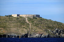 Ancienne prison face à l'île de Ventotene. © Philip Plisson / Plisson La Trinité / AA08370 - Photo Galleries - View Type