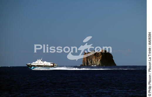Phare devant l'île de Stromboli. - © Philip Plisson / Plisson La Trinité / AA08384 - Photo Galleries - Ferry boat