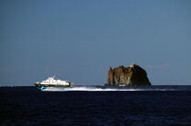 Phare devant l'île de Stromboli. © Philip Plisson / Plisson La Trinité / AA08384 - Nos reportages photos - Ile [It]