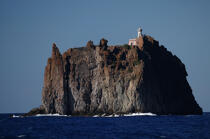 Phare devant l'île de Stromboli. © Philip Plisson / Plisson La Trinité / AA08386 - Nos reportages photos - Type vue