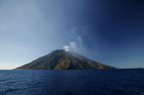 Le volcan Stromboli. © Philip Plisson / Plisson La Trinité / AA08391 - Nos reportages photos - Volcan