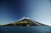 Le volcan Stromboli. © Philip Plisson / Plisson La Trinité / AA08393 - Nos reportages photos - Montagne