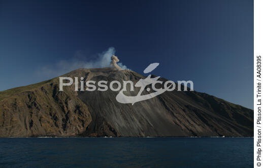 Le volcan Stromboli. - © Philip Plisson / Plisson La Trinité / AA08395 - Nos reportages photos - Volcan