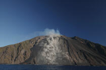 Le volcan Stromboli. © Philip Plisson / Plisson La Trinité / AA08396 - Nos reportages photos - Montagne