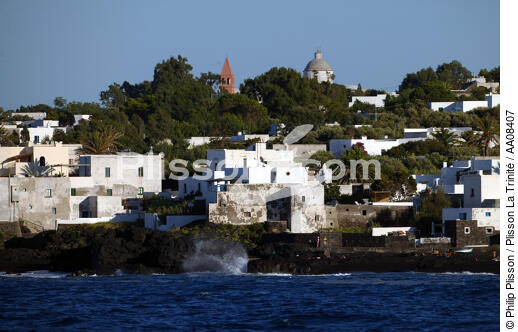 L'île de Stromboli. - © Philip Plisson / Plisson La Trinité / AA08407 - Nos reportages photos - Type vue
