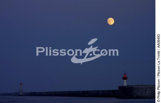 A l'entrée du port de Sète. - © Philip Plisson / Plisson La Trinité / AA08493 - Nos reportages photos - Cadrage