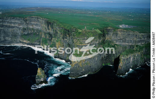 Les Cliffs of Moher. - © Philip Plisson / Plisson La Trinité / AA08497 - Nos reportages photos - Pays étranger