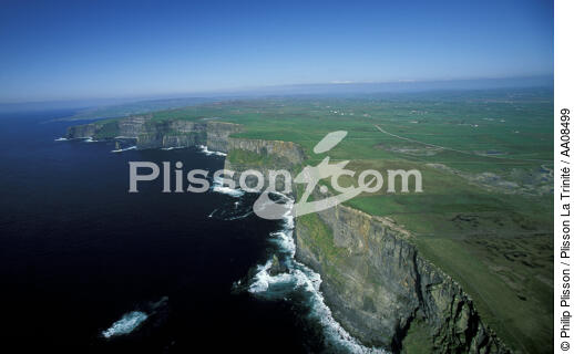 Les Cliffs of Moher. - © Philip Plisson / Plisson La Trinité / AA08499 - Photo Galleries - Foreign country