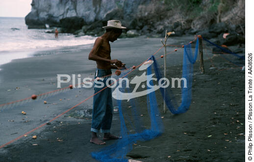 Réparation des filets de pêche au Prêcheur.. - © Philip Plisson / Plisson La Trinité / AA08526 - Nos reportages photos - Cadrage