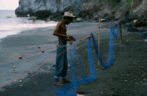 Réparation des filets de pêche au Prêcheur.. © Philip Plisson / Plisson La Trinité / AA08526 - Photo Galleries - Foreign country