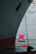L'étrave du Queen Mary 2 dans le port de Fort-de-France. © Philip Plisson / Plisson La Trinité / AA08550 - Nos reportages photos - Antilles [Les]