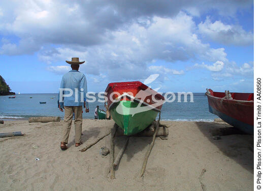 Sur la plage de l'Anse Trabaud. - © Philip Plisson / Plisson La Trinité / AA08560 - Photo Galleries - Skiff