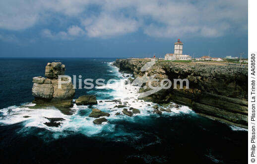 Le phare de Cabo Cavoeiro au Portugal. - © Philip Plisson / Plisson La Trinité / AA08580 - Nos reportages photos - Couleur