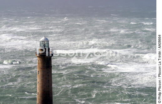 Le phare de la Hague dans le Raz Blanchard. - © Philip Plisson / Plisson La Trinité / AA08664 - Photo Galleries - Normandie