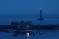 Le petit port de Goury et le phare de la Hague. © Philip Plisson / Plisson La Trinité / AA08665 - Nos reportages photos - Nuit