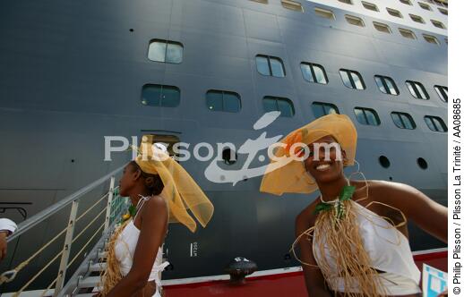 Le Queen Mary II à Fort-de-France. - © Philip Plisson / Plisson La Trinité / AA08685 - Nos reportages photos - Martinique [la]