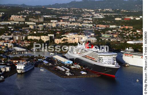 Le Queen Mary II à Fort-de-France. - © Philip Plisson / Plisson La Trinité / AA08690 - Photo Galleries - Cruise