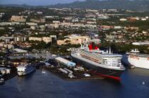 Le Queen Mary II à Fort-de-France. © Philip Plisson / Plisson La Trinité / AA08690 - Nos reportages photos - Antilles [Les]