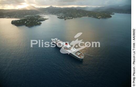 Le Queen Mary II aux Antilles. - © Philip Plisson / Plisson La Trinité / AA08692 - Photo Galleries - Passenger Liner