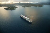Le Queen Mary II aux Antilles. © Philip Plisson / Plisson La Trinité / AA08692 - Nos reportages photos - Couleur