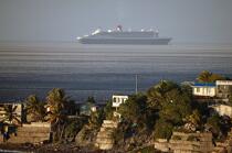 Le Queen Mary II aux Antilles. © Philip Plisson / Plisson La Trinité / AA08698 - Nos reportages photos - Croisière
