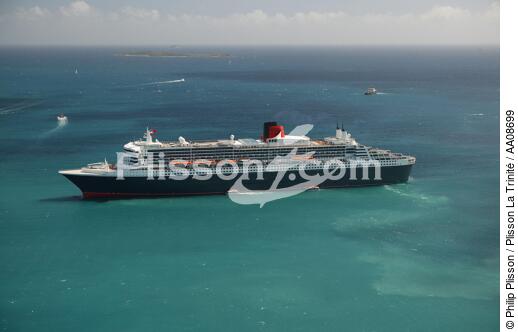 Le Queen Mary II aux Antilles. - © Philip Plisson / Plisson La Trinité / AA08699 - Nos reportages photos - Croisière