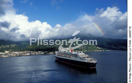 Le Queen Mary II aux Antilles. - © Philip Plisson / Plisson La Trinité / AA08718 - Nos reportages photos - Croisière