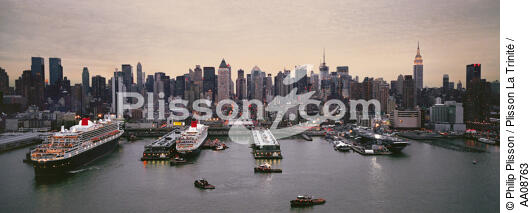 Le Queen Mary 2 à New-York. - © Philip Plisson / Plisson La Trinité / AA08763 - Nos reportages photos - Paquebot