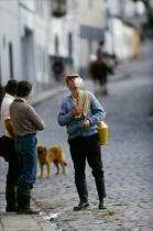 Scène de rue sur Sao Miguel aux Açores. © Philip Plisson / Plisson La Trinité / AA08864 - Photo Galleries - portrait