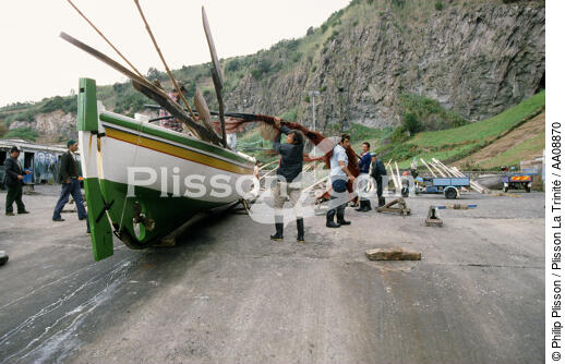 Retour de pêche aux Açores. - © Philip Plisson / Plisson La Trinité / AA08870 - Photo Galleries - Sao Miguel