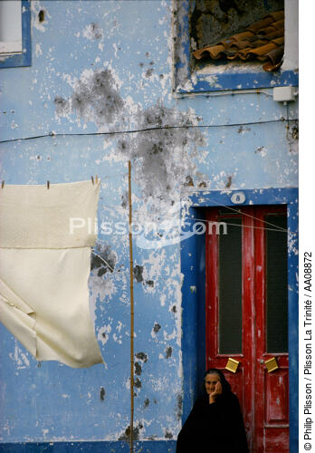 Scène de rue aux Açores. - © Philip Plisson / Plisson La Trinité / AA08872 - Nos reportages photos - Femme