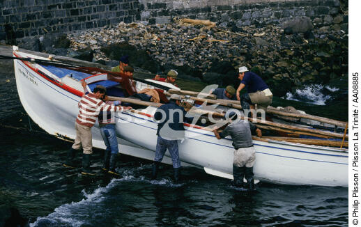 Retour de pêche aux Açores. - © Philip Plisson / Plisson La Trinité / AA08885 - Nos reportages photos - Couleur