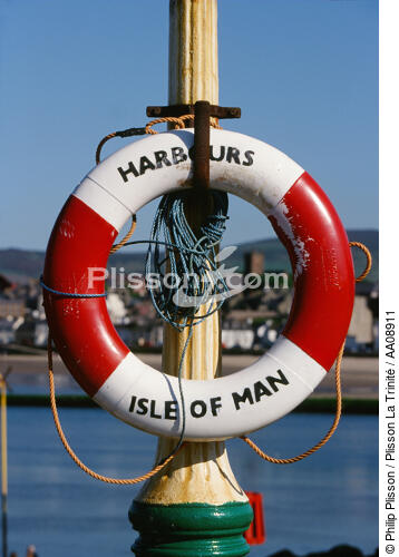 L' île de Man. - © Philip Plisson / Plisson La Trinité / AA08911 - Nos reportages photos - Bouée de sauvetage