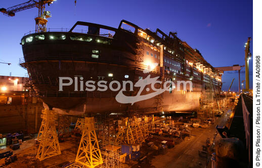 Le Queen Mary 2 en construction aux Chantiers de l'Atlantique. - © Philip Plisson / Plisson La Trinité / AA08968 - Nos reportages photos - Paquebot