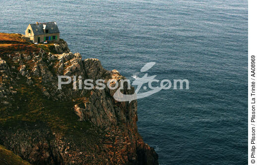House on Ouessant island, nearly the Stiff lighthouse. - © Philip Plisson / Plisson La Trinité / AA08969 - Photo Galleries - Cliff