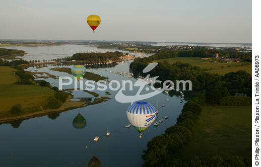 Balloons suspended above the Gulf of Morbihan. - © Philip Plisson / Plisson La Trinité / AA08973 - Photo Galleries - Air transport
