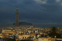 Casablanca la Blanche. Sous le plus haut minaret d'Afrique, les paraboles captent la voie des étoiles. © Philip Plisson / Plisson La Trinité / AA08975 - Nos reportages photos - Monument religieux