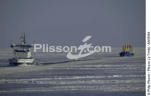 Brise-glace en Mer Baltique. - © Philip Plisson / Plisson La Trinité / AA09084 - Photo Galleries - Baltic sea