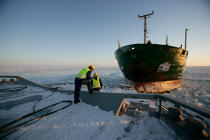 Brise-glace en Mer Baltique. © Philip Plisson / Plisson La Trinité / AA09091 - Nos reportages photos - Homme