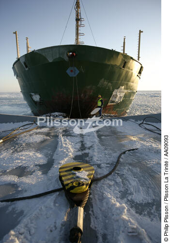 Brise-glace en Mer Baltique. - © Philip Plisson / Plisson La Trinité / AA09093 - Nos reportages photos - Brise Glace en mer Baltique