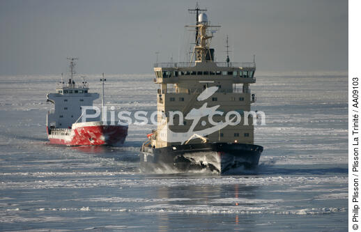 Brise-glace en Mer Baltique. - © Philip Plisson / Plisson La Trinité / AA09103 - Photo Galleries - Icebreaker in the Baltic