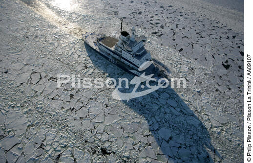 Brise-glace en Mer Baltique. - © Philip Plisson / Plisson La Trinité / AA09107 - Nos reportages photos - Glace