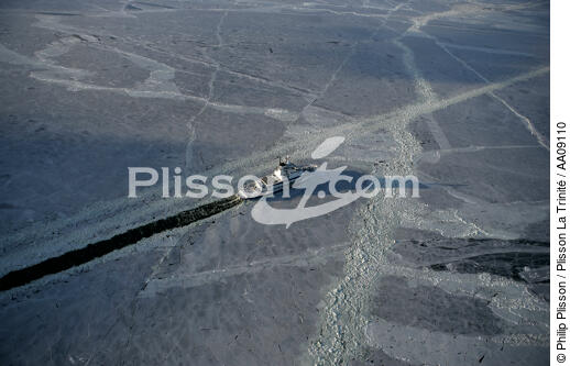 Brise-glace en Mer Baltique. - © Philip Plisson / Plisson La Trinité / AA09110 - Nos reportages photos - Océan