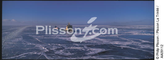 Brise-glace en Mer Baltique. - © Philip Plisson / Plisson La Trinité / AA09112 - Photo Galleries - Icebreaker in the Baltic