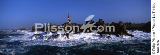 Le phare de Créac'h sur l'île d'Ouessant. - © Philip Plisson / Plisson La Trinité / AA09136 - Nos reportages photos - Le Rail d'Ouessant