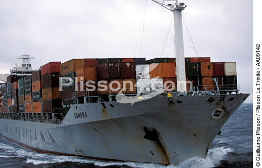 Porte-conteneur en mer - © Guillaume Plisson / Plisson La Trinité / AA09142 - Nos reportages photos - Le CMA CGM Marco Polo
