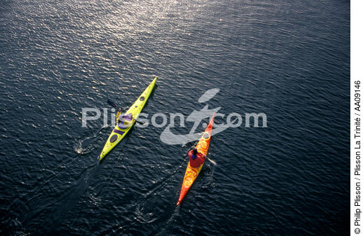 Promenade en kayac. - © Philip Plisson / Plisson La Trinité / AA09146 - Nos reportages photos - Kayac
