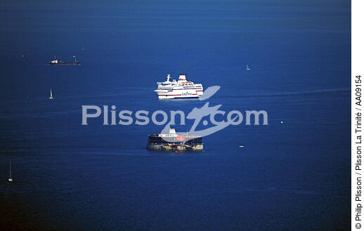 Ferry arrivant à Portsmouth. - © Philip Plisson / Plisson La Trinité / AA09154 - Photo Galleries - Fort