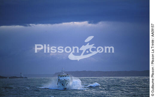 L'Enez Eussa en partance pour les îles. - © Guillaume Plisson / Plisson La Trinité / AA09157 - Photo Galleries - Mail boat