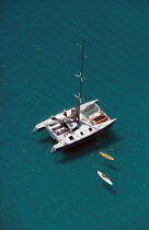 Catamaran au mouillage. © Philip Plisson / Plisson La Trinité / AA09168 - Nos reportages photos - Antilles [Les]